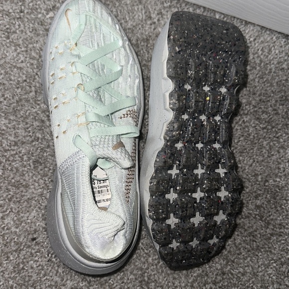 Nike 04 Size 7 color: mint green and gold - Picture 3 of 3